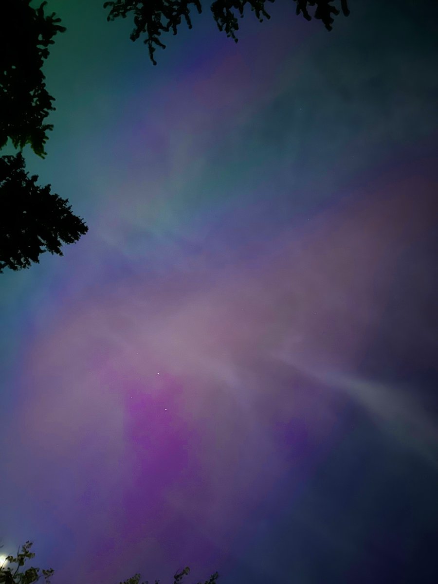 xl_st0rms_lx's tweet image. home is where i want to be… but i guess i’m already there 
🌙✨💜🩷
#ilwx #aurora #solarstorm #space