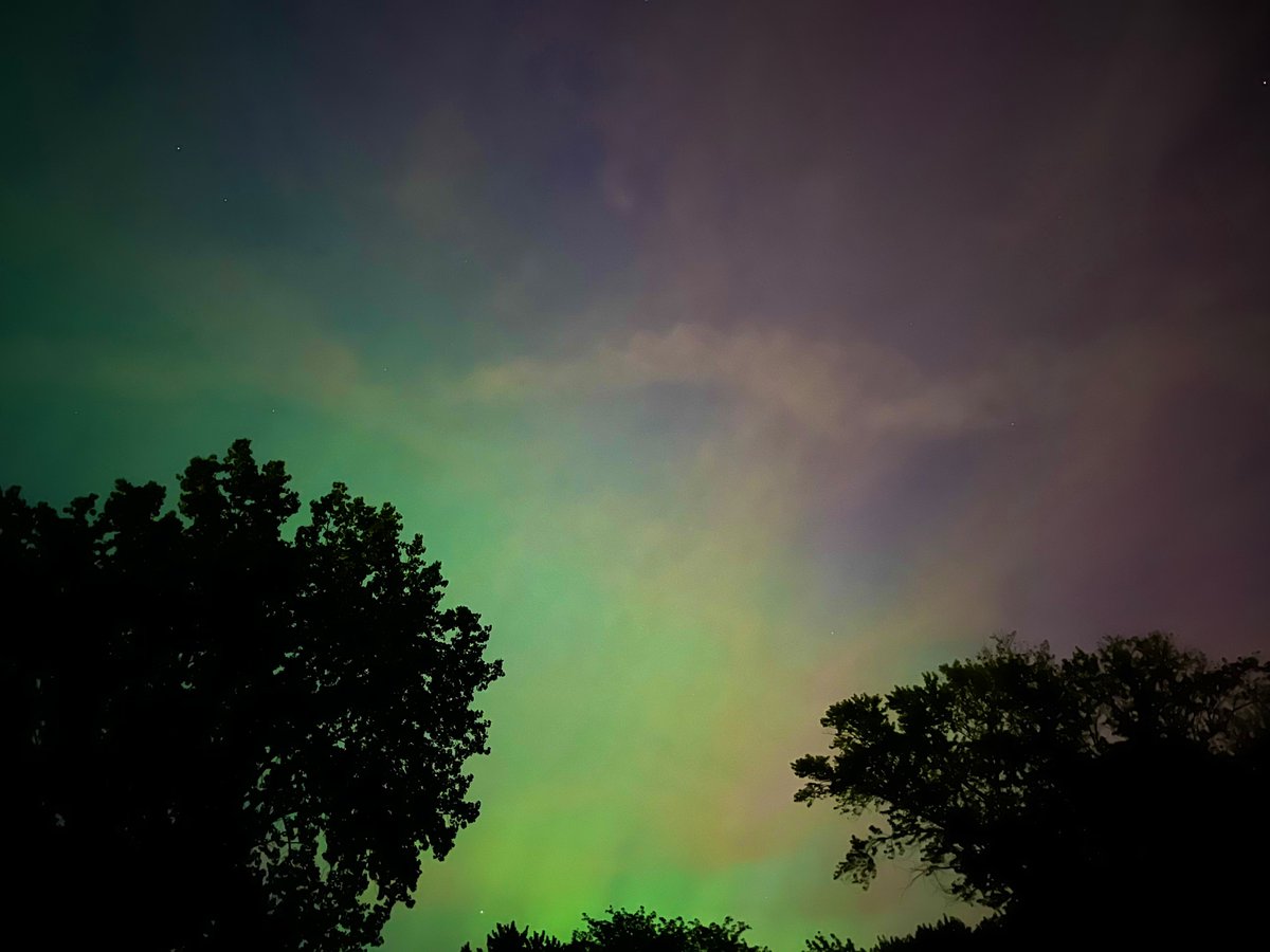 xl_st0rms_lx's tweet image. home is where i want to be… but i guess i’m already there 
🌙✨💜🩷
#ilwx #aurora #solarstorm #space