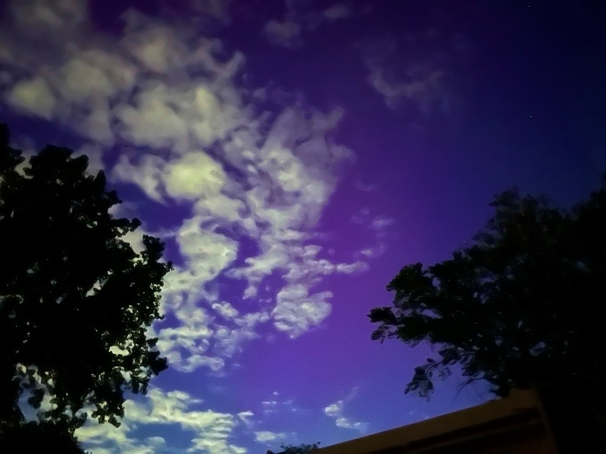 xl_st0rms_lx's tweet image. home is where i want to be… but i guess i’m already there 
🌙✨💜🩷
#ilwx #aurora #solarstorm #space