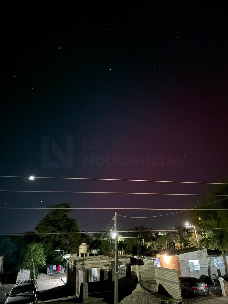 noticieristas's tweet photo. ¡Impresionante! Una aurora boreal es observada desde distintos lugares de México, entre ellos se encuentra Sinaloa; así se ve desde la localidad San Rafael,  en Guasave. 😍 ¿Lograste verla? Se seguirá apreciando por la noche de este viernes y madrugada del sábado. 🔭❤️ https://t.co/cl9j0Jeys5