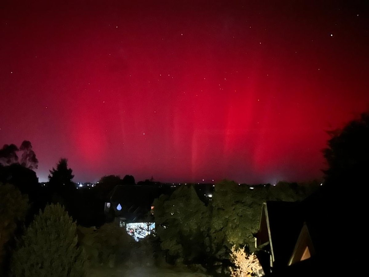 Mandradeb's tweet photo. Aurora Austalis desde mi casa en Nalhuitad, Chonchi, Chiloé https://t.co/ClaHhPyw22