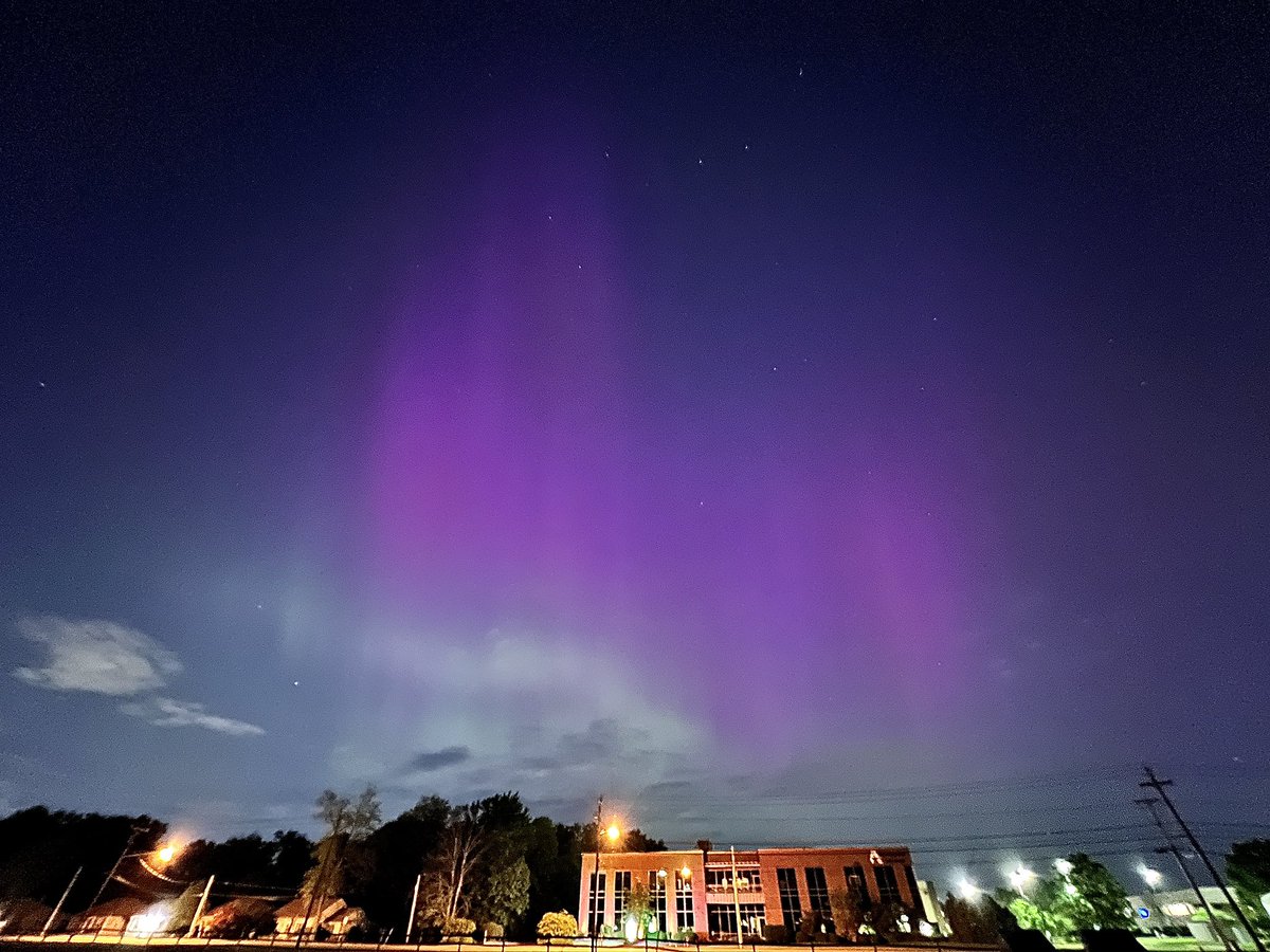 astroffeine's tweet photo. Aurora Borealis in south Ohio in a very rare night. 

#ohio #ohiophotographer #aurora #auroraborealis #auroraohio https://t.co/MFsPsJHfOz