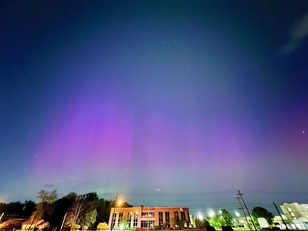 astroffeine's tweet photo. Aurora Borealis in south Ohio in a very rare night. 

#ohio #ohiophotographer #aurora #auroraborealis #auroraohio https://t.co/MFsPsJHfOz