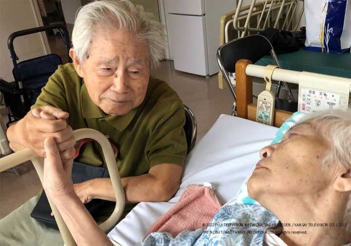 TarizSolis's tweet photo. I Go Gaga: Welcome Home, Mom beneran definisi "one litre of tears" apalagi di 20 menit terakhir yg bikin air mata tumpah ruah bak banjir bandang. Kisah cinta yg romantis banget, cuma ya meluluhlantakan hati juga.

Film dokumenter ini merekam keseharian pasutri lansia yg sudah menikah selama 60 tahun. Tapi kebahagiaan mereka mulai tergerus usai sang istri mengalami demensia sampai-sampai suaminya yg berusia 98 tahun memutuskan olahraga agar staminanya tetap kuat kala mengurus istri, rumah serta diri sendiri.

Momen ketika sang suami harus berjalan ke rumah sakit dengan tertatih-tatih setiap hari sepanjang satu jam demi jenguk istrinya beneran membuat emosi campur aduk!