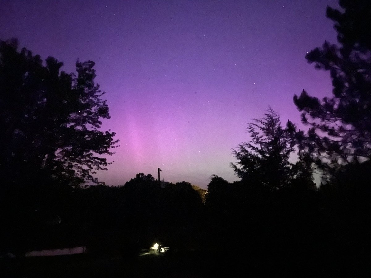 cpsmyers's tweet image. About 10:15 pm just North of CoMo. First time I’ve ever seen an aurora borealis. The 11 year old loved it. @KOMUMatt #cpsscience