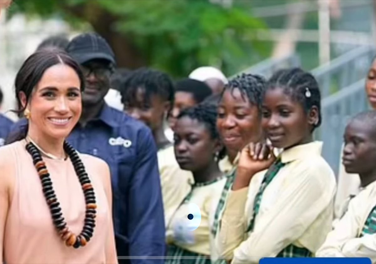 Look how these girls are looking at her! 🤭 I guess being ordered to applaud for someone you don’t know or care about didn’t impress these young women! #MeghanMarkleGlobalLaughingstock