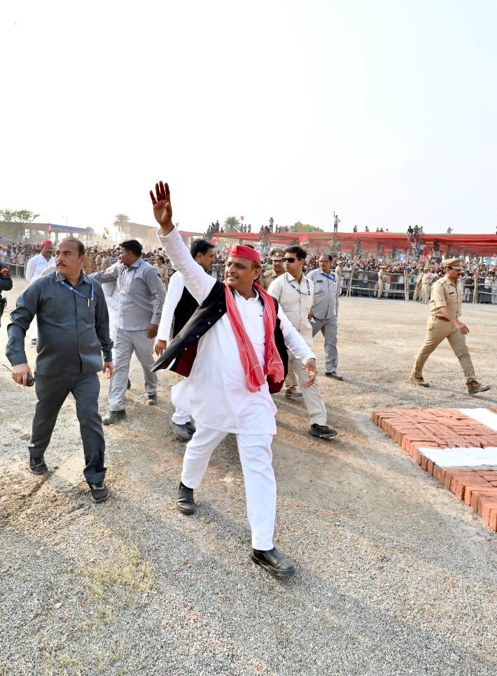 yadavakhilesh's tweet photo. प्रिय समाजवादियों 

2024 का लोकसभा चुनाव एक ऐतिहासिक चुनाव है, जो संविधान और समाजवादी मूल्यों की रक्षा-संरक्षा का चुनाव है। इसीलिए इस चुनाव में आपसे अतिरिक्त सक्रिय सहयोग की अपेक्षा और आग्रह है।

समाजवादी पार्टी के सभी ग्राम प्रधानों, बीडीसी, जिला पंचायत सदस्यों, नगरीय निकाय के सभासदों ,ब्लॉक प्रमुखों, जिला पंचायत अध्यक्षों, निकायों के अध्यक्षों, पूर्व विधायक/ सांसद, वर्तमान विधायक/ सांसद एवं प्रदेश/मंडल/जिला/विधानसभा/सेक्टर/बूथ की कार्यकारिणी एवं विभिन्न संगठनों के समस्त पदाधिकारियों, सदस्यों, कार्यकर्ताओं, समर्थकों और मतदाताओं से अपील है कि वह आगामी चरणों में भी इंडिया गठबंधन के सभी प्रत्याशियों को जिताने में और भी अधिक संकल्प के साथ पूर्णतः समर्पित होकर, पिछले चरणों से भी कहीं अधिक सहयोग दें।

‘इंडिया गठबंधन’ की जीत समाजवादी सिद्धांतों के लिए अब तक किये गये आपके संघर्षों की जीत होगी और अंबेडकर जी, लोहिया जी, जनेश्वर मिश्र जी, नेता जी जैसे सामाजिक न्याय के लिए जीवन न्योछावर कर देनेवाले अन्य संविधान-सेनानियों के प्रति आपकी सच्ची श्रद्धांजलि भी। 

आप देश और समाज के उत्थान के लिए बाक़ी चार चरणों में और भी अधिक जोश के साथ अपने परिवारों को लेकर घरों से निकलिए, साथ ही औरों को भी निकालिए और ये सोच कर प्रचार और मतदान करें और करवाएं कि ‘अभी नहीं, तो कभी नहीं’। पिछले तीन चरणों में आपने ‘इंडिया गठबंधन’ को जितानेवाला मतदान कर के और करवा के, एक बड़ी जीत की नींव रख दी है, उसी मज़बूत नींव पर आगामी चरणों में ‘इंडिया गठबंधन’ की सरकार की इमारत बुलंद होने जा रही है। 

ये चुनाव संविधान, समाजवादी मूल्यों, आरक्षण और मान-सम्मान-स्वाभिमान का एक नया ‘राष्ट्रीय आंदोलन’ है। देश और समाज आपको पुकार रहा है, उठिए और देश के भाग्य और भविष्य को बदलने के आंदोलन का हिस्सा बनिए! साथ ही मतदान से लेकर परिणाम तक; बूथ से लेकर स्ट्रांग रूम तक; गिनती से लेकर जीत का सर्टिफिकेट मिलने तक अपलक सतर्क, सचेत और चौकन्ने रहकर अपने वोट की रक्षा करें। सत्ताधारियों के किसी भी तरह के डर और दबाव मे न आएं, दमनकारी लोगों का नाम-फ़ोटो लेकर चुनाव आयोग में शिकायत के लिए सीधे भेजें या आसपास के समाजवादी सिपाहियों से संपर्क करें। साथ ही हमारी ये अपील और आह्वान याद रखें : ‘मतदान भी, सावधान भी’!

जय संविधान, जय समाजवाद!!!

#इंडिया_की_जीत_देश_की_जीत