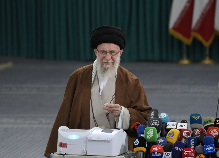 NewDelhiTimes's tweet photo. Iranians vote in parliamentary runoff election after hard-liners dominate initial balloting
#Iran #balloting
https://t.co/EU1Z07X2JA https://t.co/hN7vl5wM8a