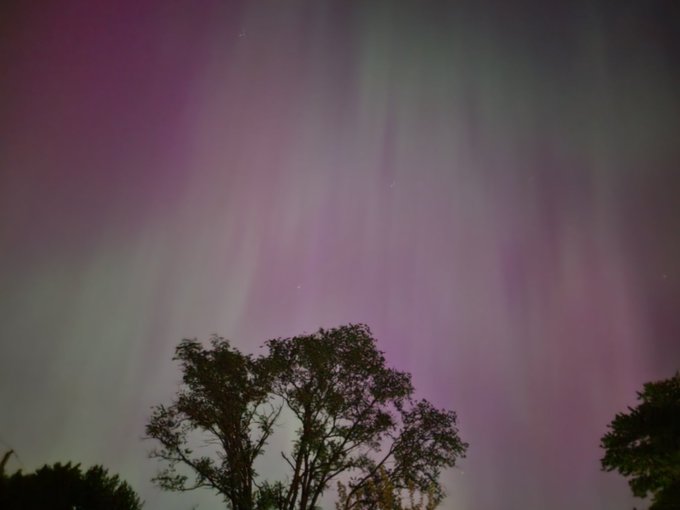 Haven't edited out the noise, but the #NorthernLights have been so beautiful tonight 😍 https://t.co/<a href="/tag/northernlights"class="tags">#NorthernLights</a>