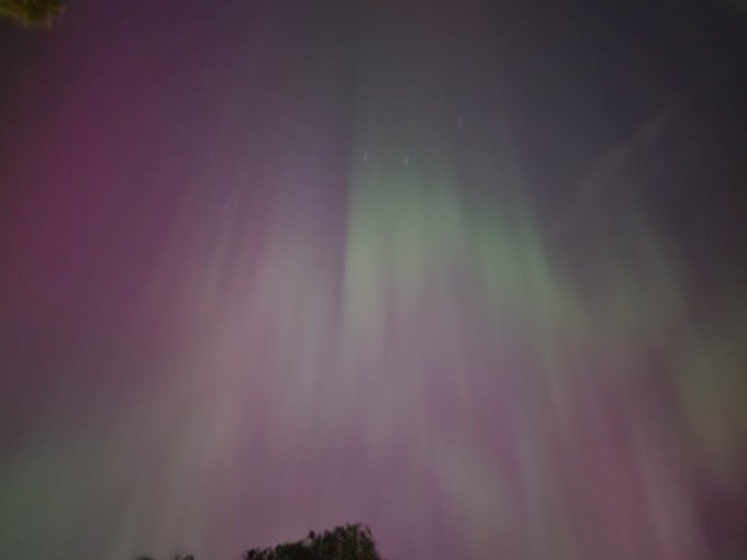 Haven't edited out the noise, but the #NorthernLights have been so beautiful tonight 😍 https://t.co/<a href="/tag/northernlights"class="tags">#NorthernLights</a>