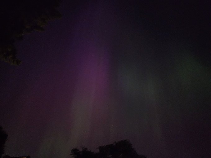 Haven't edited out the noise, but the #NorthernLights have been so beautiful tonight 😍 https://t.co/<a href="/tag/northernlights"class="tags">#NorthernLights</a>
