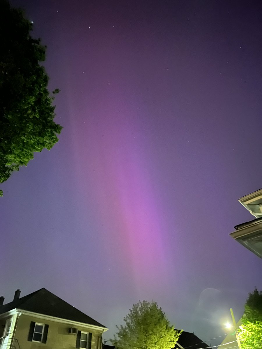 MTCFuster's tweet image. Watching the auroras dance.

📍 Waltham, Massachusetts 

#aurora #aurorasboreales #massachusetts #northernlights #auroraborealis #aurora