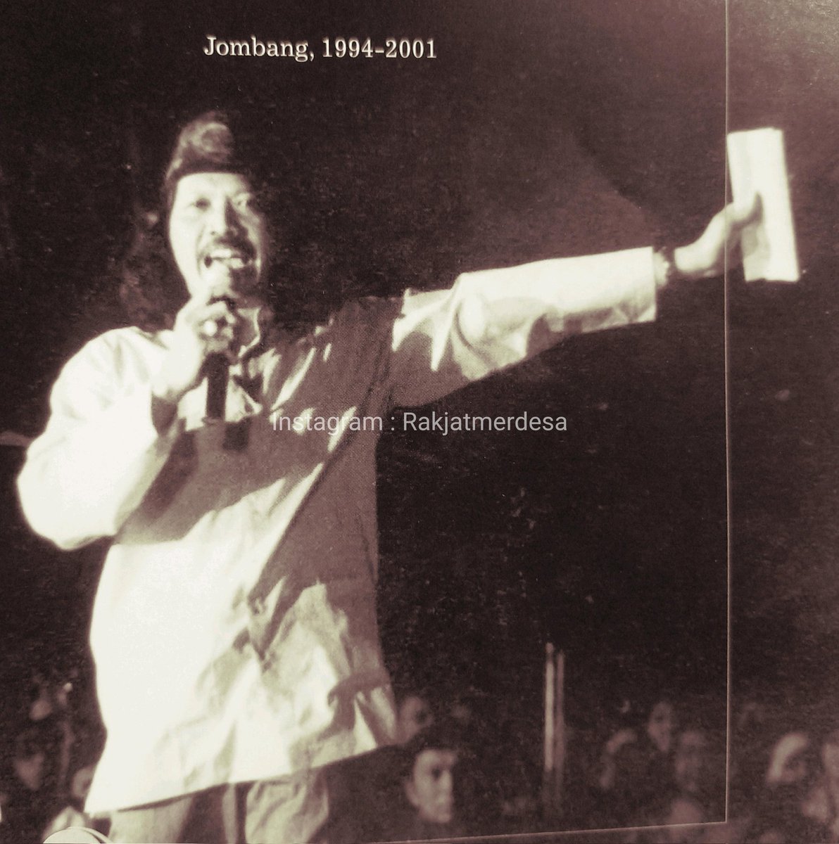 Hari ini, tepatnya 26 tahun yang lalu tanggal 11 Mei 1998, 10 hari sebelum Soeharto lengser merupakan rangkaian sejarah yang sangat teramat penting bagi bangsa ini. Cak Nun menerbitkan 'selebaran terang benderang' bertanda Padhangmbulan.