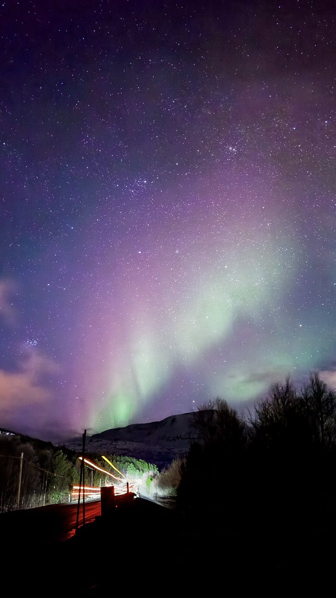 aMrazing's tweet photo. Wallpaper aurora buat kalian. This was from my last trip to Tromso, Norway. It was really insanely beautiful. Enjoy 💜💚💖 https://t.co/CefZHMzhnd
