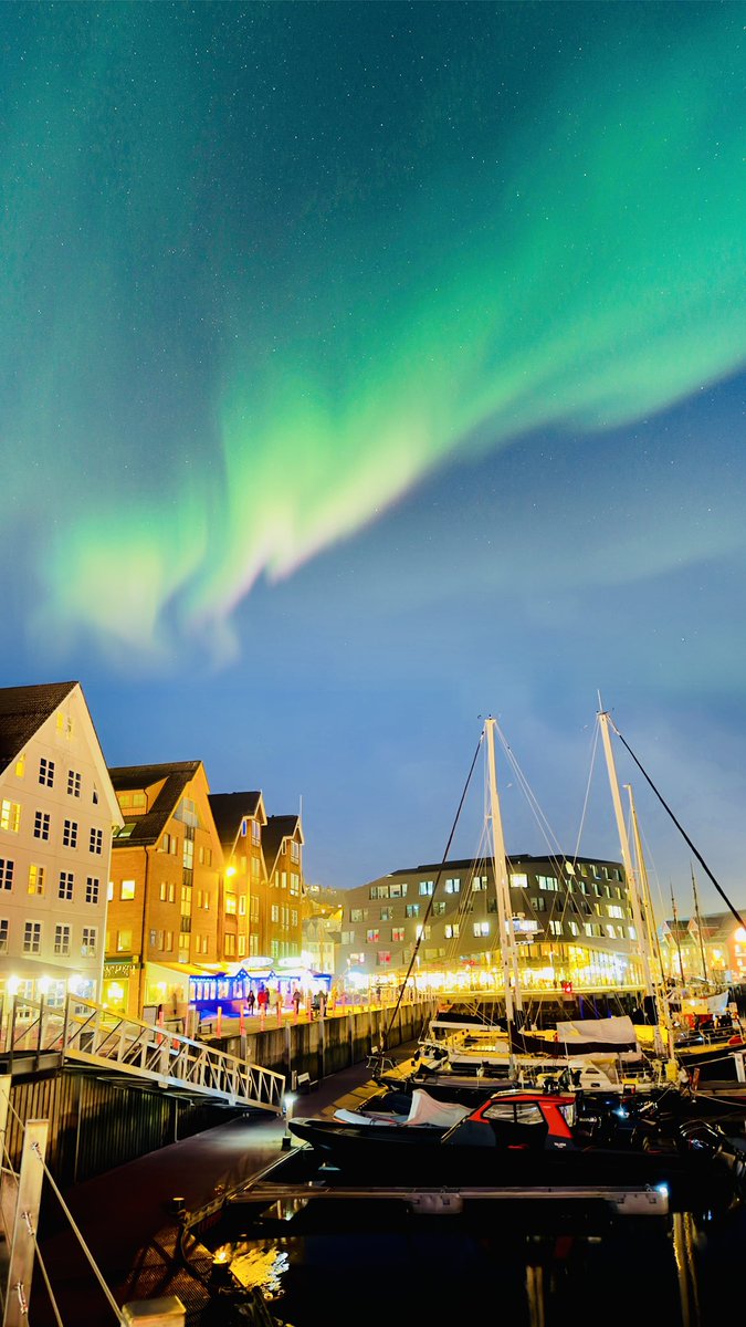 aMrazing's tweet photo. Wallpaper aurora buat kalian. This was from my last trip to Tromso, Norway. It was really insanely beautiful. Enjoy 💜💚💖 https://t.co/CefZHMzhnd