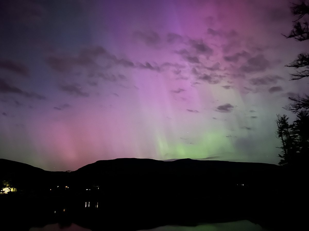 sraffzzz's tweet photo. Update NY, baby! From the Saugerties Reservoir #aurora https://t.co/X48ChaA32R