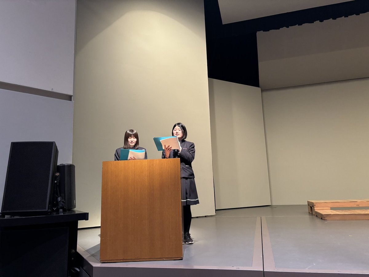 【今日はコンサート司会🎵】

演劇部の生徒が、「八戸聖ウルスラ学院能登半島地震復興支援チャリティーコンサート」の司会を務めます！

リハ中…🎤