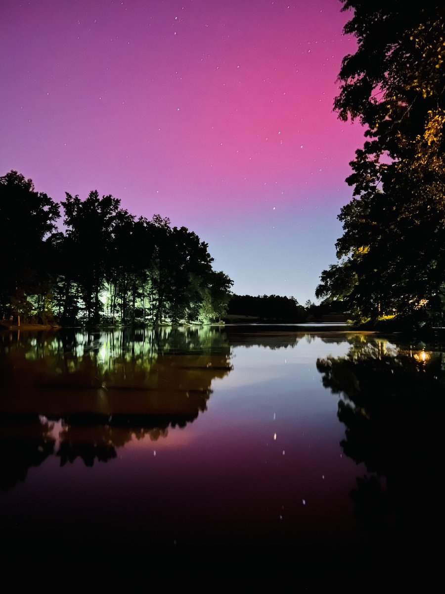 The northern lights come to the southern skies! Have you seen the aurora borealis over the Tennessee RiverLine this evening???

@utextension | @UTKnoxville | @TVAnews