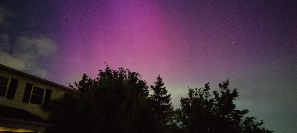 Jenben66's tweet photo. #ohio #aurora #solarstorm #Cincinnati https://t.co/kV7uZ8SXRp