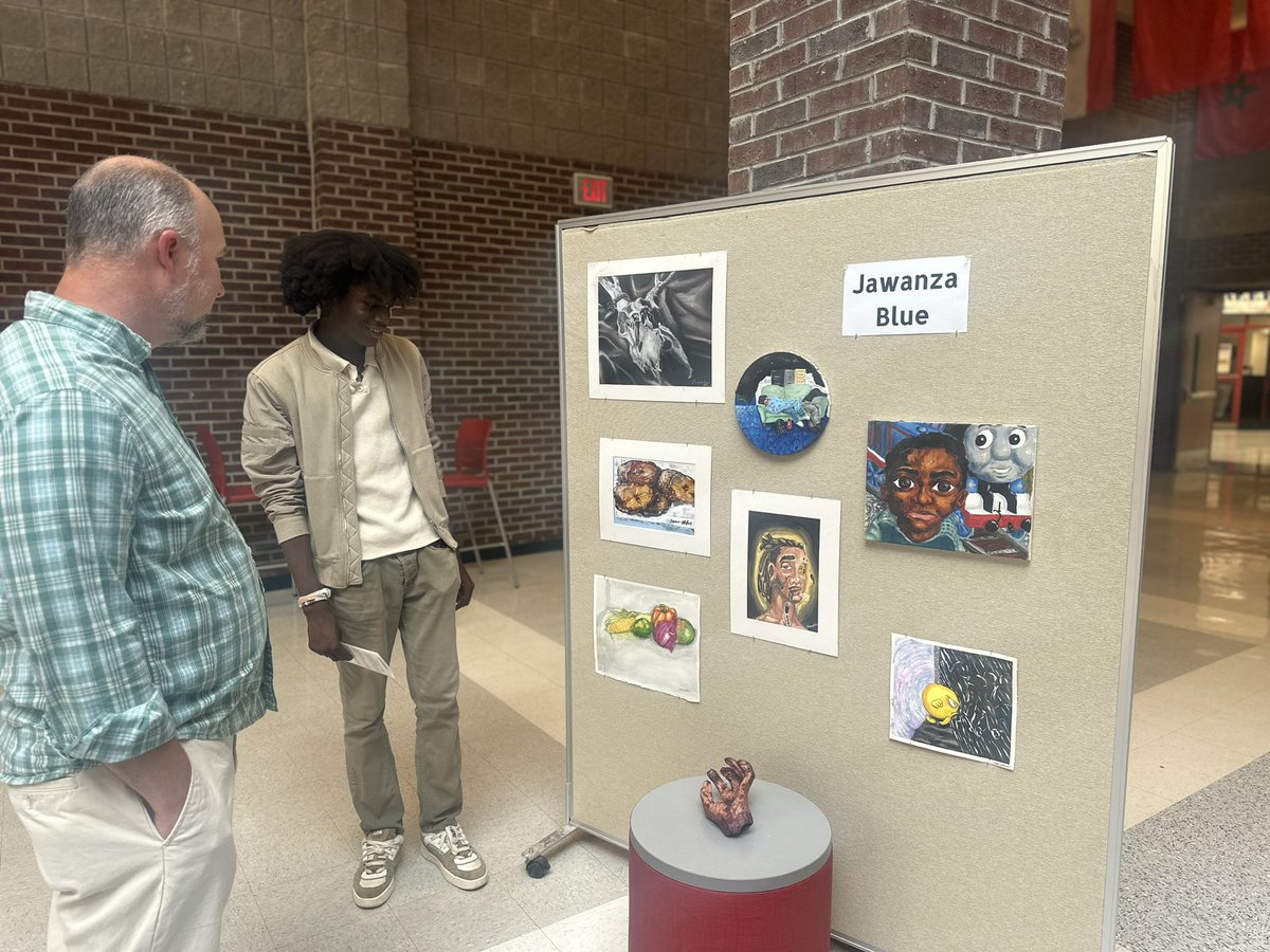 Our IB Visual Art seniors showcased their final work at the Seniors Honor Awards Night. What a treat! These scholars are extremely talented and forward thinkers! Watch out world!! #IBstudents #IBvisualarts #seniors #Classof2024 🖼️ 👩🏼‍🎨👨🏾‍🎨🧑🏾‍🎨🖌️🎊#competitiveadvantage❤️💙🤍