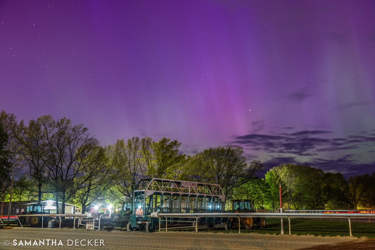 sdeckerphoto's tweet image. I can finally cross northern lights off my bucket list! Last night my Aurora app told me I had a 91% chance of seeing them, so I headed to the Oklahoma Track in Saratoga to photograph this beautiful phenomenon!