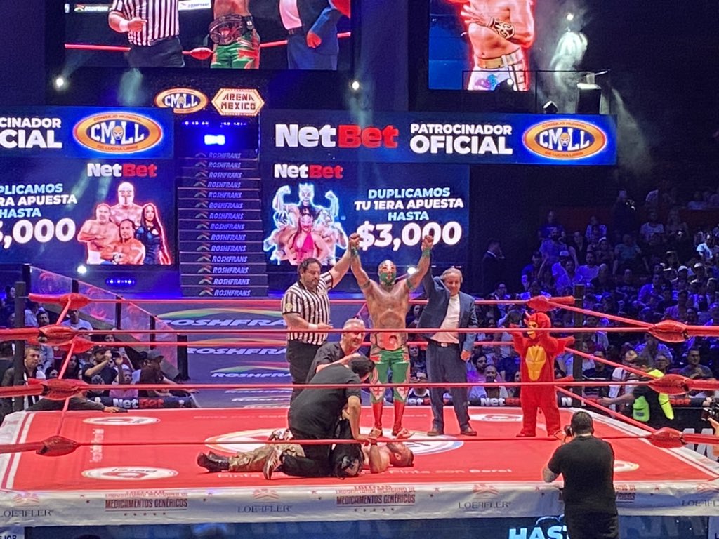 #ViernesEspectacularCMLL | Templario retiene el Campeonato Mundial Medio tras derrotar en una espectacular lucha a FlipGordon El “Guerrero León” llevó al conteo de las tres palmadas a su rival con un letal castigo a la espalda, el estadounidense tuvo que ser retirado en camilla