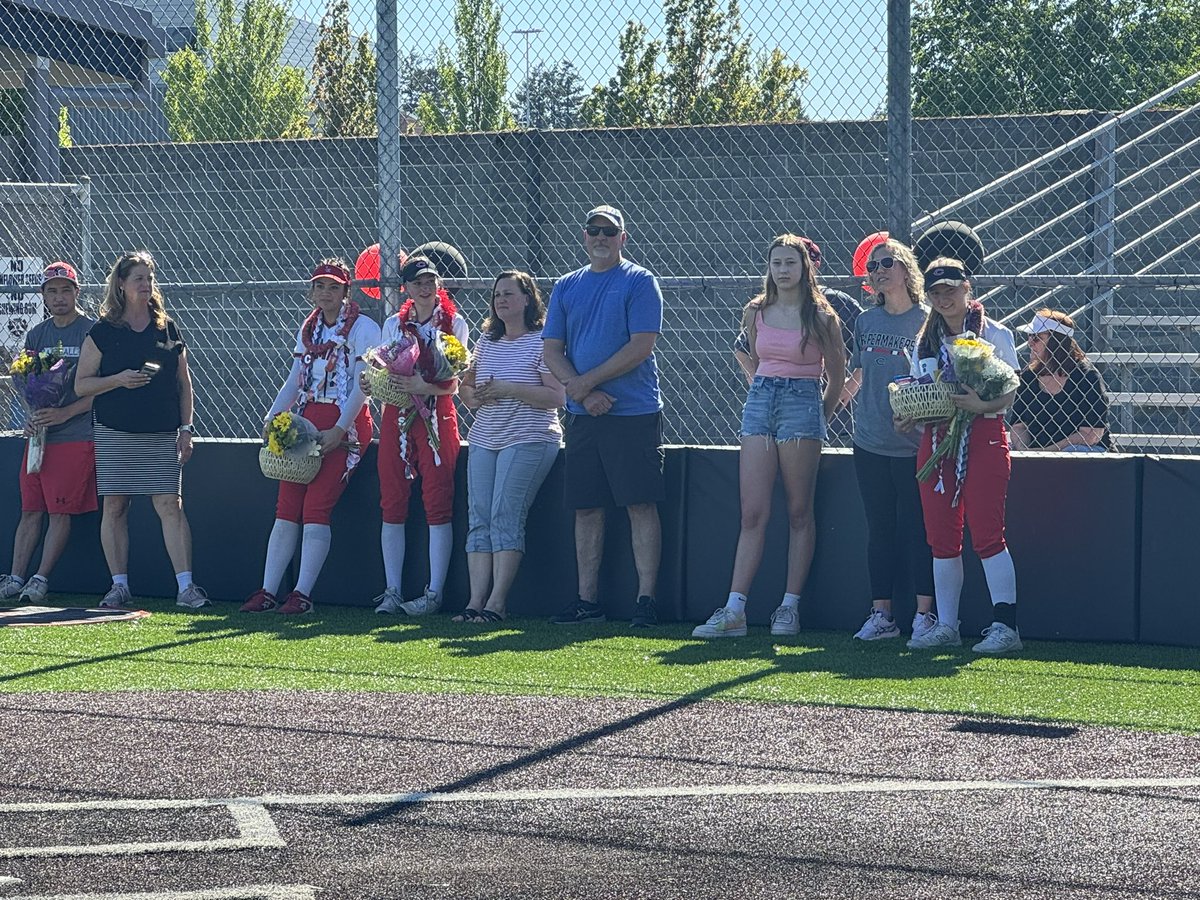 CHS_ORourke's tweet image. This afternoon was the trifecta of high school memories in May..Senior night for our girls softball, NHS induction ceremony (48 students!), and Camas has Talent performance
#whywedowhatwedo
#differencemakers #papermakerpride
@CamasHighSchool