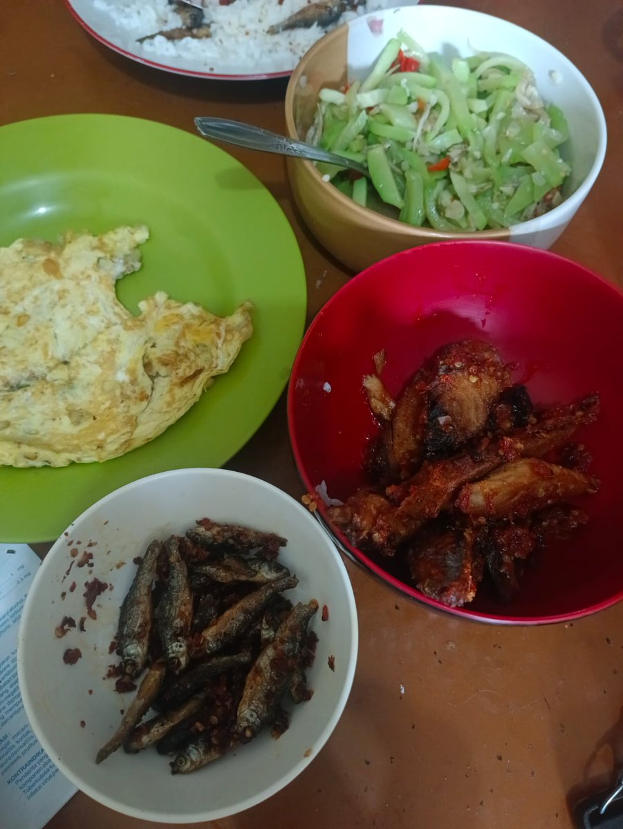 Jarang2 gw kontribusi masak buat heavy meal kami. Biasanya cuma pas sarapan. Tumis labu siam teri medan ini pun udah lama banget ga gw bikin, terakhir pas masih pdkt sblm jadian sama <a href="/FidelAdiyanta/">Fidel</a> Untung rasanya masih ok lah. 

Ikan tongkol &amp; bilis balado Fidel yang masak