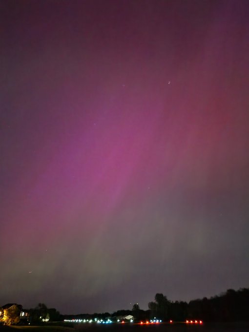 Intense Aurora Borealis near Minneapolis, Minnesota due to G5 class geomagnetic storm, the largest recorded<a href="/tag/bitcoin"class="tags"><span>#bitcoin</span></a>