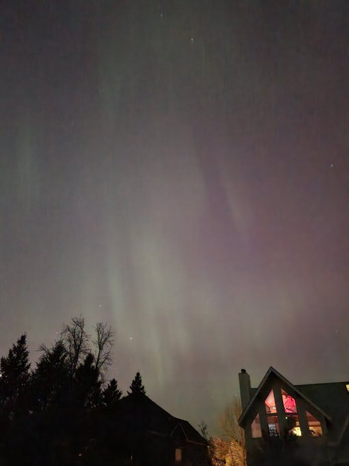 Intense Aurora Borealis near Minneapolis, Minnesota due to G5 class geomagnetic storm, the largest recorded<a href="/tag/bitcoin"class="tags"><span>#bitcoin</span></a>