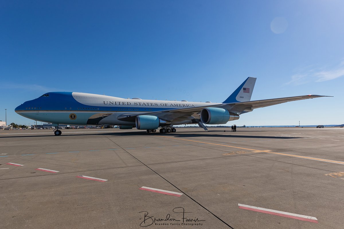 'Air Force One' with @POTUS flew into @flySEA. This is one of the first times I have ever been approved to cover the most beautiful looking @BoeingAirplanes 747 in the skies today. So thankful for the amazing opportunity. 92-9000 United States Air Force Boeing VC-25A…
