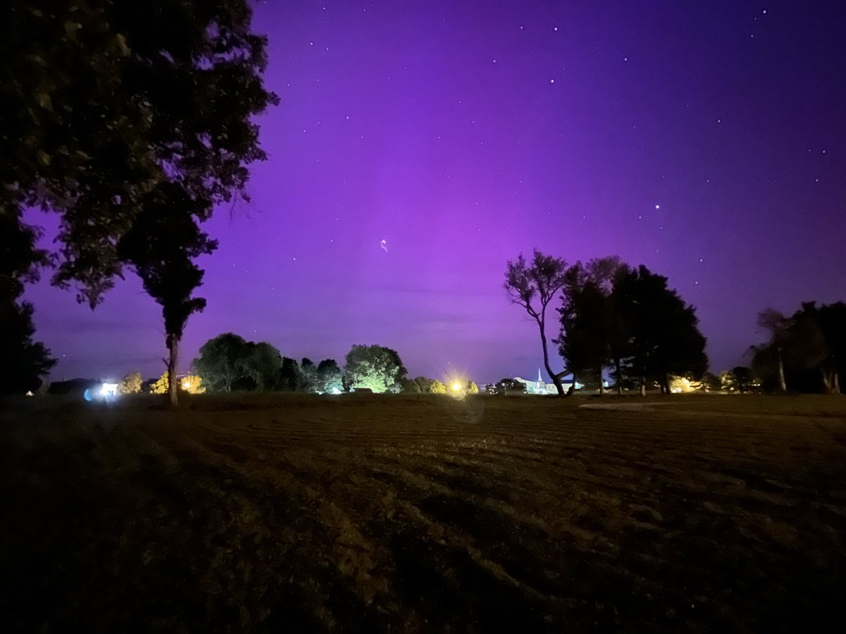 KevWJohnson's tweet photo. The Northern Lights (aurora borealis) from Mountain View tonight.
#arwx @NWSLittleRock @ryanvaughan https://t.co/4PxqiBskhp