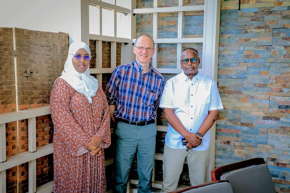 The Director General of the Ministry of Health Development @HergeyeDr meets with Senior Officials from THET and Kings Global Health Partnership.