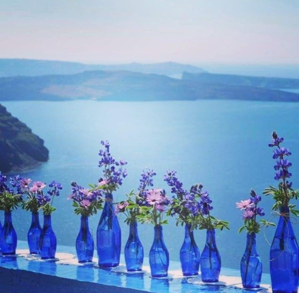 " إذا أردت أن تشعر بالغنى ، فقط عُدّ الأشياء التي تملكها ولا يشتريها المال .. "