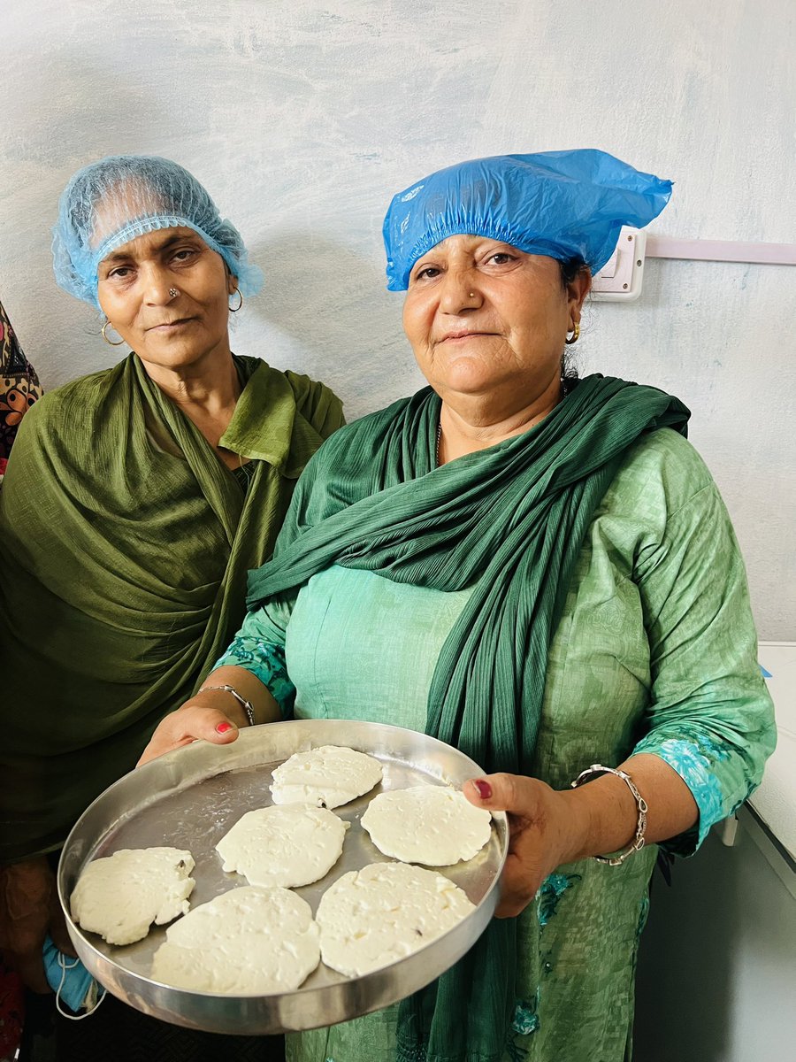 Milk processing unit in convergence with @ICICIFoundation installed at block RS Pura by CLF “Nayi Soch” #Umeed Such initiatives by corporates under CSR gives added support to the consistent efforts of @MDJKSRLM for empowering rural women & adds to their livelihood opportunities