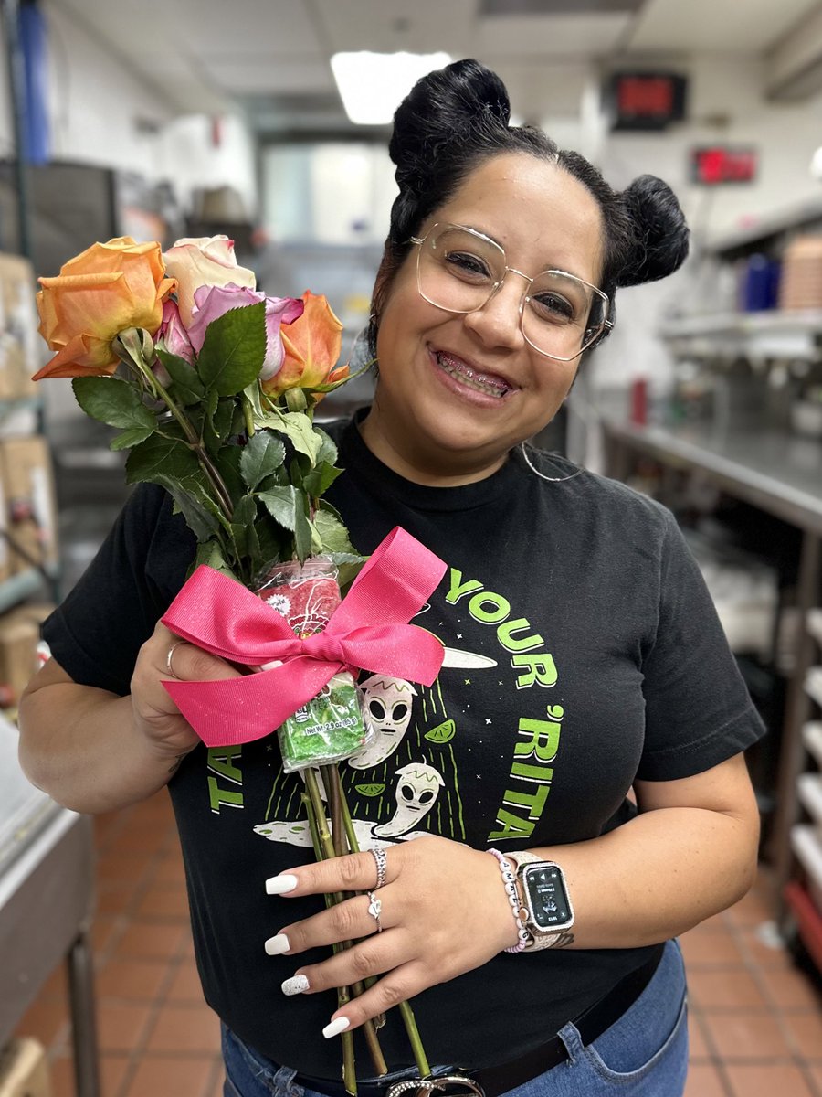 Celebrating Dia de Las Madres with some special ladies today! 💐 Diana and Liz are both amazing women that deserve to be celebrated! Cheers to all the #ChiliheadMadres 🌶️🫶🏼 #ChilisLove