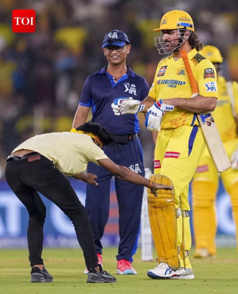Umpire smile tells everything 🥰pure love ❤️ thala #Dhoni ❤️