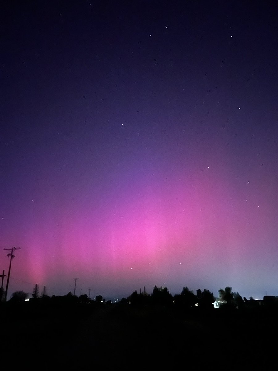 Northern lights ARE visible in Southern California! Drove up to just outside of Victorville, CA. Skies are clear and pink hues are noticeable to the naked eye when you are far enough away from light pollution! 

Unedited, lowlight on iPhone. 

#solarstorm #Auroraborealis