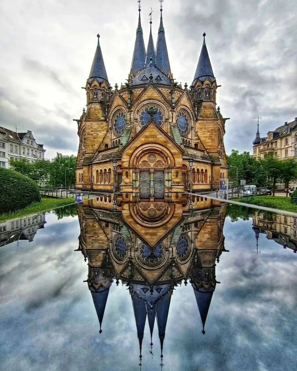 🇩🇪 La majestueuse église de cercle de Wiesbaden en Allemagne. Très belle journée à tous ! 🏰🍀 📸 Thomas Ackermann