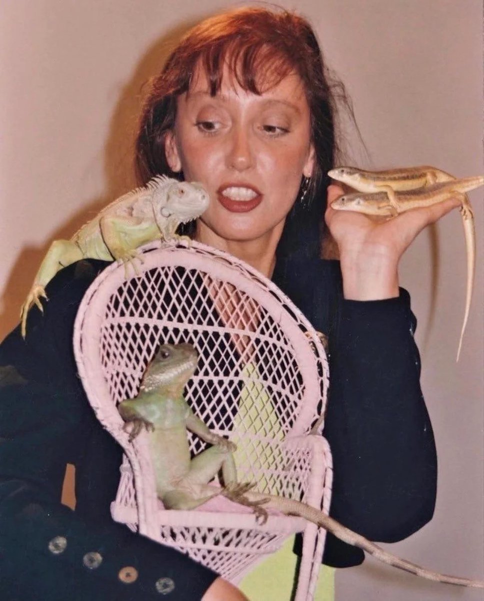 DannyDrinksWine's tweet photo. Shelley Duvall with her pet lizards, 1989. https://t.co/Tz06FfWYrz