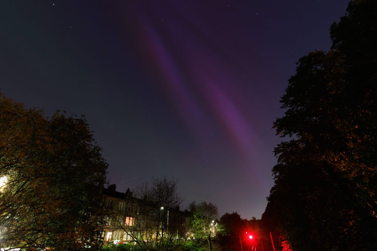 Did anyone see the Northern Lights last night? 

Our @MearnsColin captured the stunning vision in Pollokshields at 1am. 

Fotheringay Road is at left, the Cathcart circle railway line is at bottom right, looking towards Maxwell park train station.