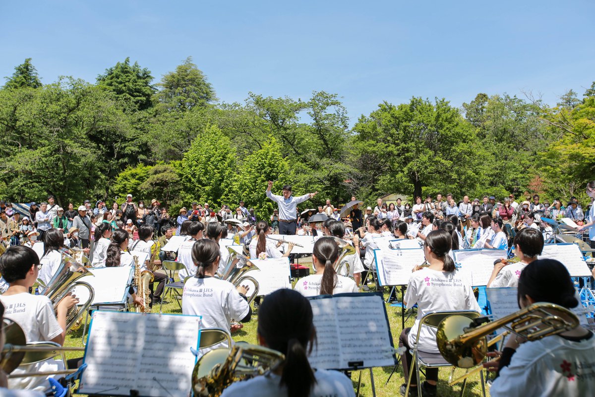 🌹本日15:00まで🌹 いちかわローズフェア開催中 ＃里見公園 では いちかわローズフェアが開催されています🌼 午前中は第三中学校吹奏楽部の演奏で大盛り上がり🎶 模擬店も多くの人で賑わっています✨ 最高の行楽日和に、色んなバラを見に お散歩してはいかがでしょうか🌱