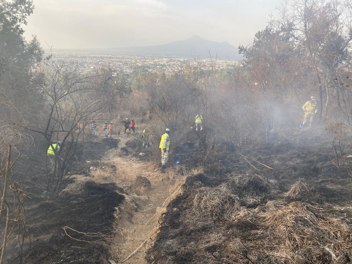 La #GuardiaNacional activó el #PlanGN_A de auxilio a la población para sofocar el incendio forestal registrado en el parque estatal Flor del Bosque en el estado de #Puebla. En la zona se colabora con autoridades locales y de protección civil.