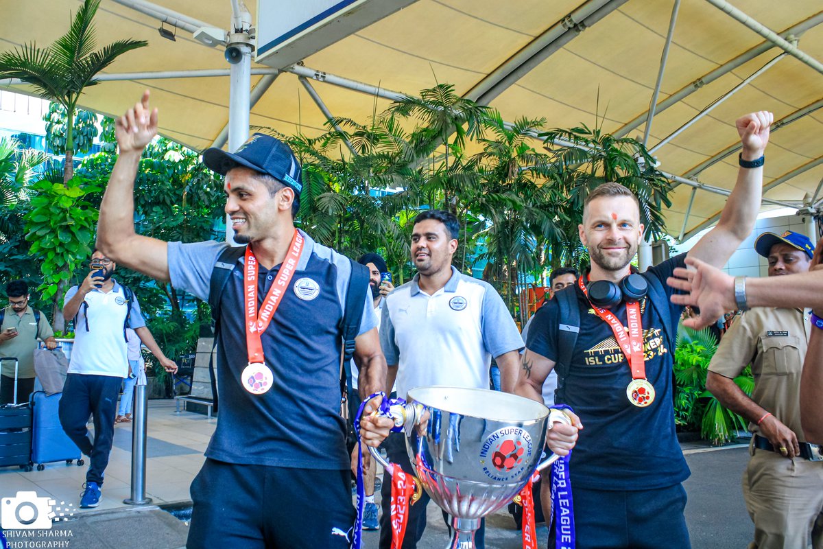 ShivamSPhotos's tweet photo. A stellar reception for @MumbaiCityFC by Supporters Fan Group @WCBMumbai at Mumbai Domestic Airport following their @IndSuperLeague Cup Final triumph over @mohunbagansg at Salt Lake, Kolkata by 3-1 scoreline on 4th May 2024. (Final Part) 

#ISLCup #ISL10 #ISLFinal #MumbaiCityFC https://t.co/TMFLMUiseD