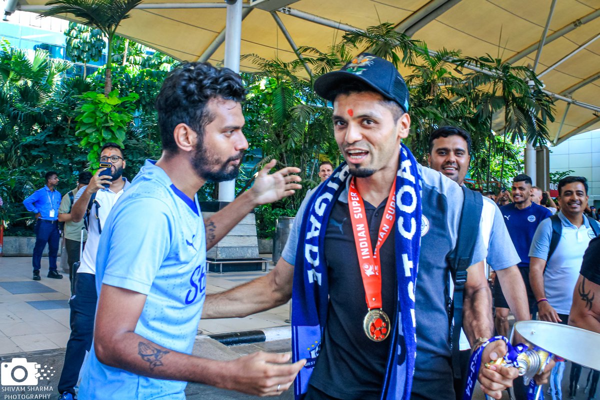 A stellar reception for @MumbaiCityFC by Supporters Fan Group @WCBMumbai at Mumbai Domestic Airport following their @IndSuperLeague Cup Final triumph over @mohunbagansg at Salt Lake, Kolkata by 3-1 scoreline on 4th May 2024. (Final Part) 

#ISLCup #ISL10 #ISLFinal #MumbaiCityFC