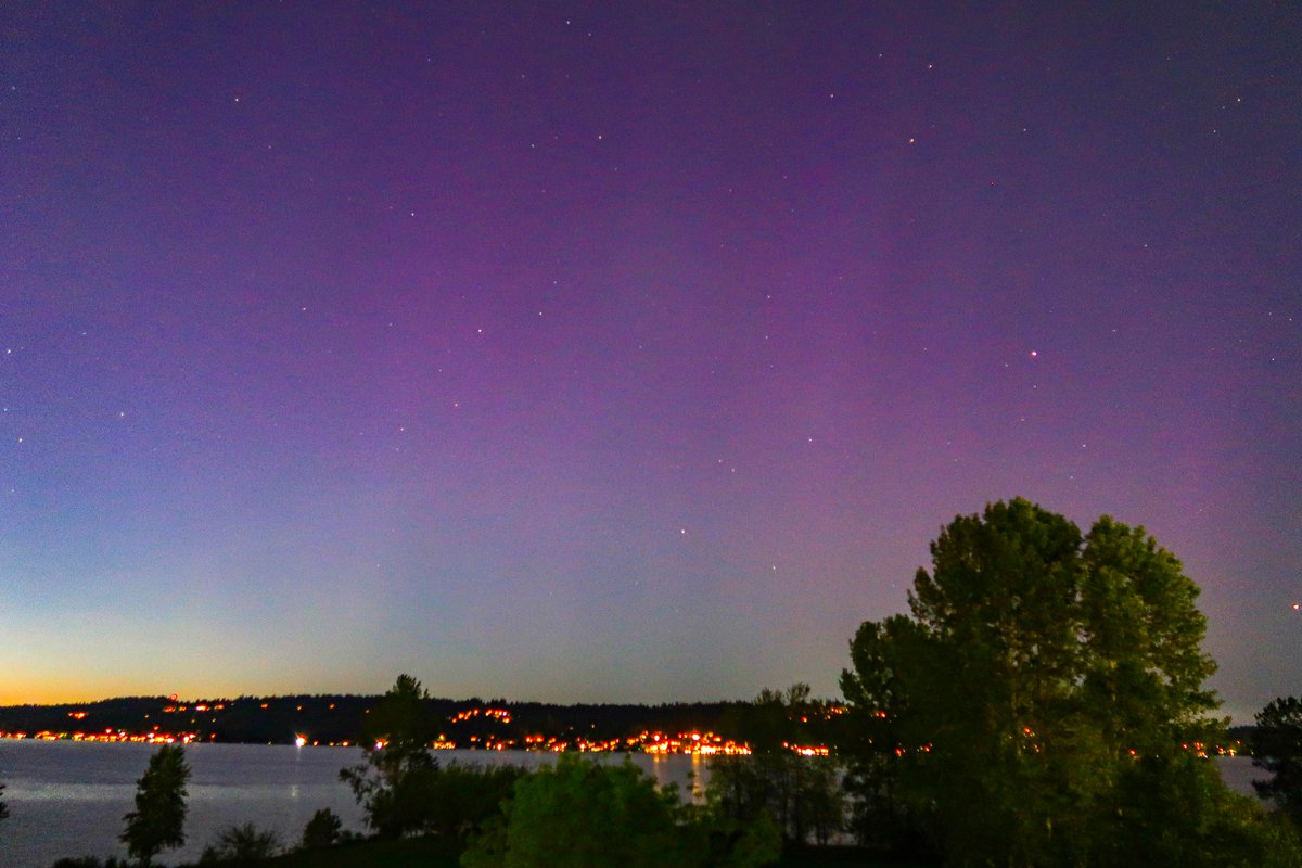 It's not even fully dark yet and we've got color here. #aurora #wawx