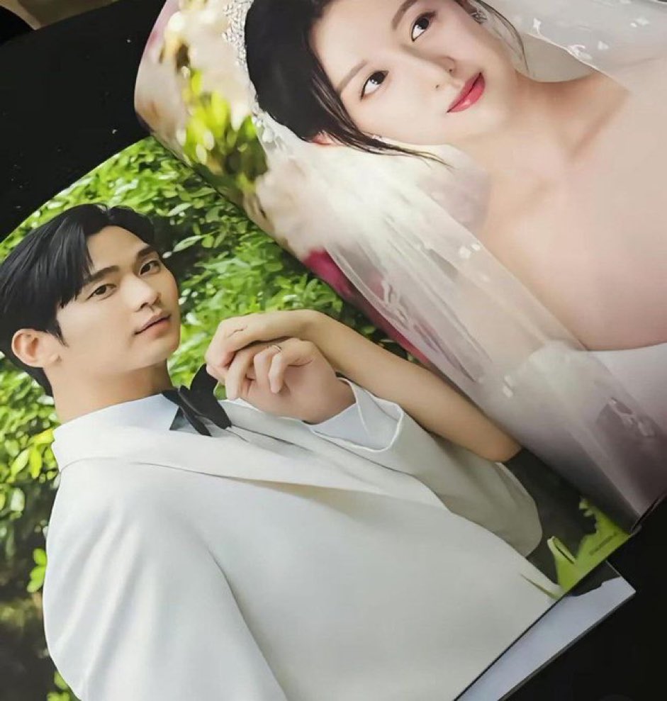 svnssouci's tweet photo. not them cutting off the full picture 💀 whyyy #foul #verywrong #QueenOfTears 

[ost album, pic ctto] https://t.co/8LMUd8hP2i