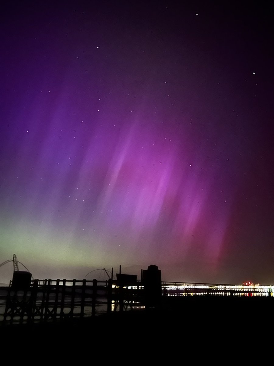 benihunter_'s tweet photo. Une éruption solaire exceptionnelle a illuminée le ciel de la #loireatlantique cette nuit. Les #auroresboreales sont venues dansées 19 ans après la dernière apparition à cette latitude.

Les pêcheries de port Giraud devant #saintnazaire  

@TF1Info @OuestFrance44 @bleuloireocean https://t.co/JEFnlOG8lO
