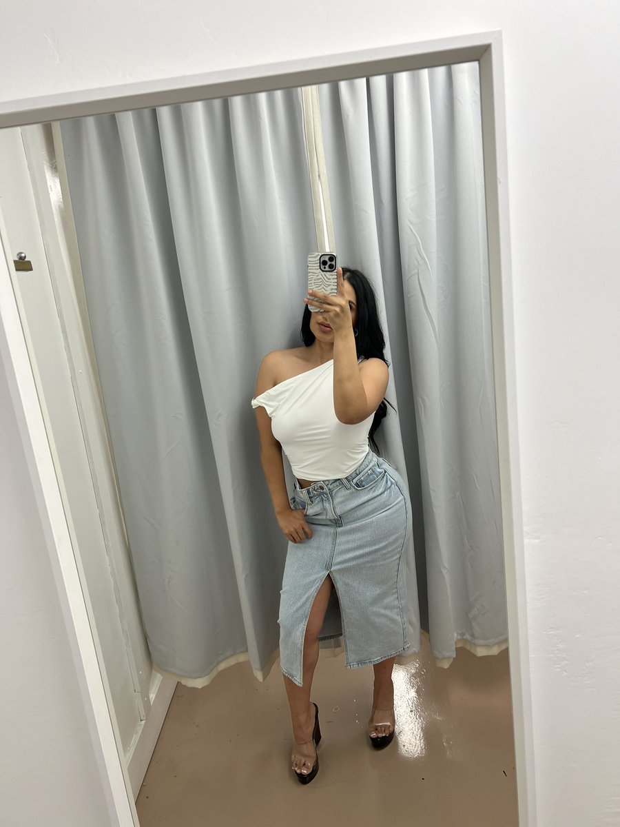 lesliesthread's tweet photo. Simple fits still eattt 
Top exclusively only in store and skirt is available online &amp; in store 🤍🫶🏽

https://t.co/6yYpCtmGSJ https://t.co/954JZLkm3v