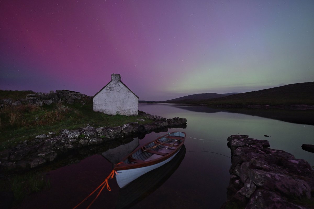 ZhangChaosheng's tweet photo. Aurora over landmarks in Connemara https://t.co/VaDuLXAnd8